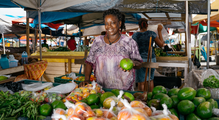 Saint Lucia Markt Verkäuferin Saint Lucia Tourism Authority.jpg